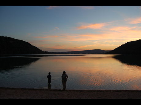 lac ce chalain au coucher de soleil
