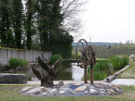 une figure scellée par le maitre des lieux, au bord de l'étang