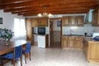 Le séjour : Tv écran plat,  lecteur DVD, connexion internet, bac à documents du Jura, lave-vaisselle, plaque à gaz, four électrique, micro-onde...